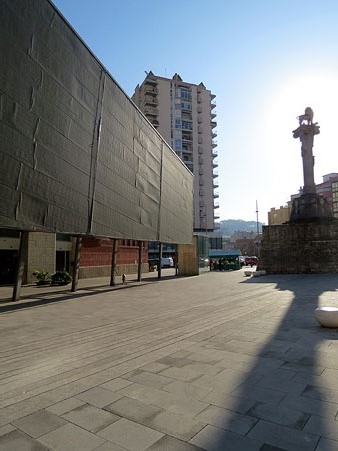 Vista actual de la fa&ccedil;ana posterior del Mercat del Lle&oacute
