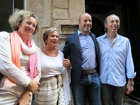 La v&iacute;dua i els fills de Miquel Oliva, al costat de la placa commemorativa