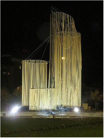 Instal&middot;laci&oacute; Or, a la rotonda dels Pa&iuml;sos Catalans