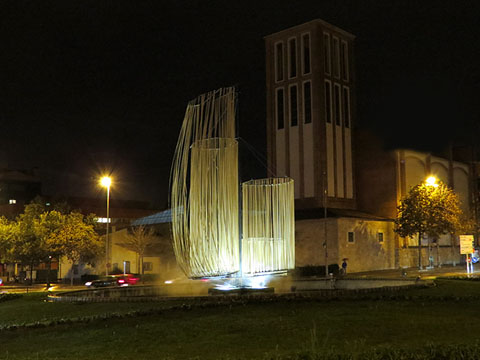 Instal&middot;laci&oacute; Or a la rotonda dels Pa&iuml;sos Catalans