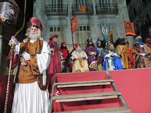 La Cavalcada de Reis 2015. Arribada a la pla&ccedil;a del Vi i rebuda de l'alcalde