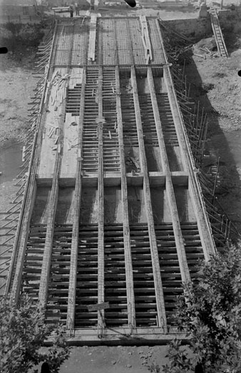 Obres de construcci&oacute; del pont de l'alferes Huarte, que comunica la pla&ccedil;a Calvet i Rubalcaba amb el carrer del Carme. 1941