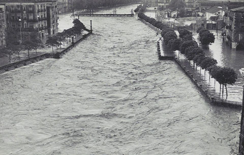 Inundaci&oacute; de 1962. Al fons, el pont de l'alferes Huarte