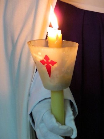 Vesta de la confraria de la Santa Fa&ccedil;