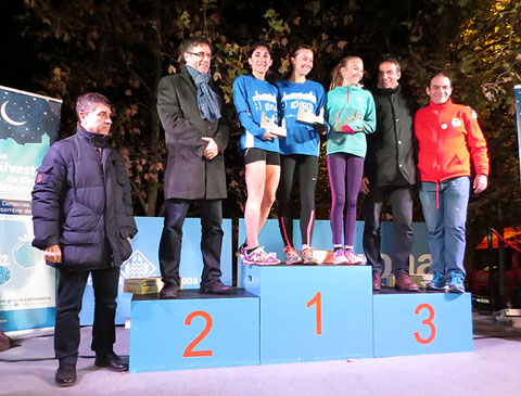 El podi femen&iacute; compost per les corredores Jess Andrews, Carmen Oliveras i Ia Vidal Soler