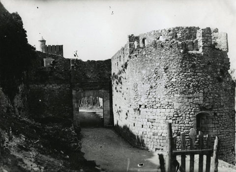 Vista del Portal de Sant Crist&ograve;fol. Darrere el mur sobresurt la Torre Magdala