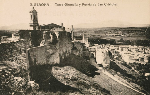 Vista des de Torre Gironella. S'observa la Torre Magdala darrere el Portal de Sant Crist&ograve;fol