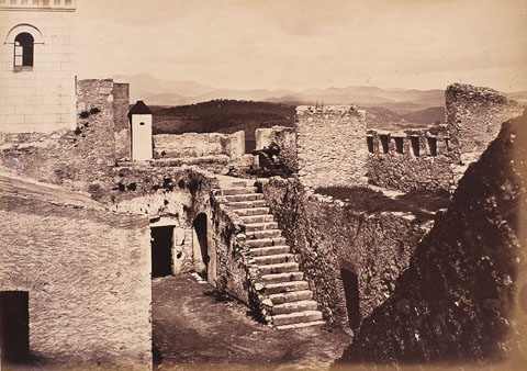 Vista del fort de Sant Crist&ograve;fol. A l'esquerra, la Torre Magdala