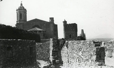 Vista des del fort de Sant Crist&ograve;fol, amb la Torre Magdala