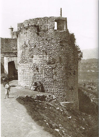 La Torre Magdala, darrere i a l'esquerra del portal de Sant Crist&ograve;fol