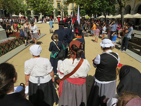 VII Festa Reviu els Setges Napole&ograve;nics de Girona. Presentaci&oacute; a la pla&ccedil;a de la Independ&egrave;ncia