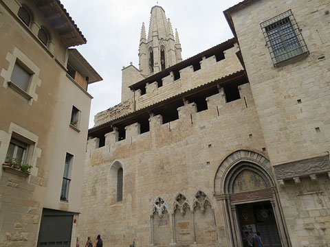 El campanar de la bas&iacute;lica de Sant Feliu des de la fa&ccedil;ana sud