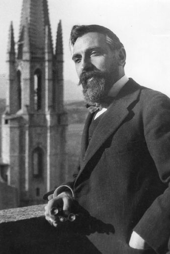 Retrat de Rafael Mas&oacute; amb el campanar de l'esgl&eacute;sia de Sant Feliu al fons. 1920-1925