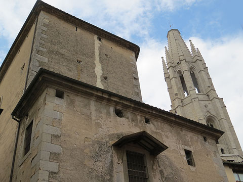 El campanar de la bas&iacute;lica de Sant Feliu des de la fa&ccedil;ana nord. En primer terme, capelleta dedicada a Sant Narc&iacute;s