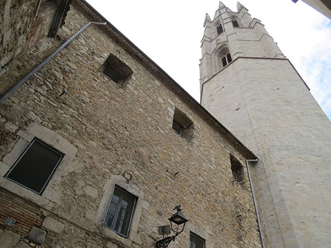 El campanar de la bas&iacute;lica de Sant Feliu des del carrer Francesc Sams&oacute;