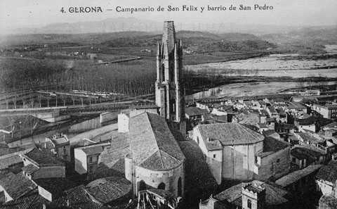 Vista del barri de Sant Pere des del campanar de la Catedral de Girona. Al centre, l'esgl&eacute;sia i el campanar de Sant Feliu. 1902-1916