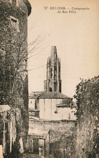 Vista del campanar de l'esgl&eacute;sia de Sant Feliu des de l'actual passeig Arqueol&ograve;gic abans de les obres d'obertura. A l'esquerra, la torre Corn&egrave;lia. 1900-1930