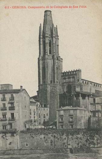 Esgl&eacute;sia de Sant Feliu vista des de l'altra banda del riu. S'observa el campanar, la fa&ccedil;ana barroca i l'escalinata d'acc&eacute;s des de la pla&ccedil;a Sant Feliu. 1900-1910