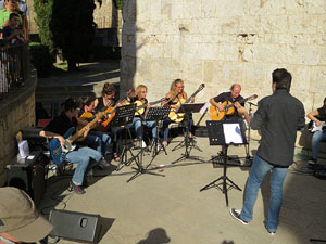 Festival de Guitarra de Girona 2015. Orquestra de Guitarres de l�Escola de M&uacute;sica Moderna a Sant Pere de Galligants
