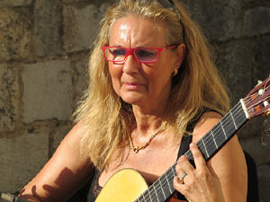 Festival de Guitarra de Girona 2015. Orquestra de Guitarres de l�Escola de M&uacute;sica Moderna a Sant Pere de Galligants