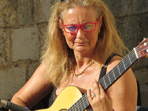 Festival de Guitarra de Girona 2015. Orquestra de Guitarres de l�Escola de M&uacute;sica Moderna a Sant Pere de Galligants