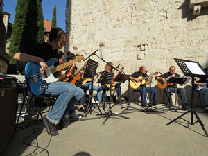 Festival de Guitarra de Girona 2015. Orquestra de Guitarres de l�Escola de M&uacute;sica Moderna a Sant Pere de Galligants