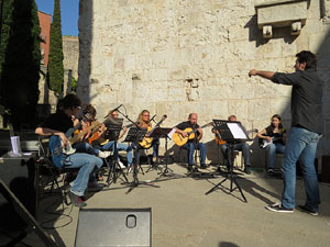 Festival de Guitarra de Girona 2015. Orquestra de Guitarres de l�Escola de M&uacute;sica Moderna a Sant Pere de Galligants