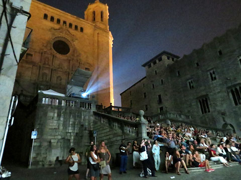Les escales de la Catedral durant les projeccions a la fa&ccedil;ana de la Casa Pastors