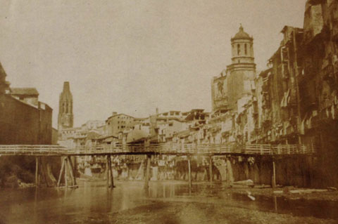 El pont de les Palanques Vermelles, la foto m&eacute;s antiga coneguda de Girona. 1852
