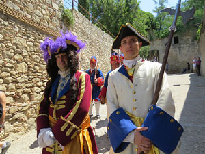Girona resisteix! Jornades de recreaci&oacute; hist&ograve;rica de la Guerra de Successi&oacute;. Desfilada pels carrers