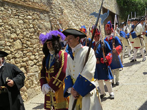 Girona resisteix! Jornades de recreaci&oacute; hist&ograve;rica de la Guerra de Successi&oacute;. Desfilada pels carrers