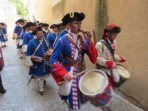 Girona resisteix! Jornades de recreaci&oacute; hist&ograve;rica de la Guerra de Successi&oacute;. Desfilada pels carrers