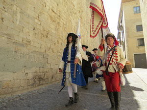 Girona resisteix! Jornades de recreaci&oacute; hist&ograve;rica de la Guerra de Successi&oacute;. Desfilada pels carrers