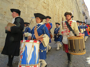 Girona resisteix! Jornades de recreaci&oacute; hist&ograve;rica de la Guerra de Successi&oacute;. Desfilada pels carrers