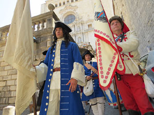Girona resisteix! Jornades de recreaci&oacute; hist&ograve;rica de la Guerra de Successi&oacute;. Desfilada pels carrers