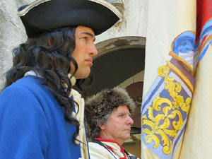 Girona resisteix! Jornades de recreaci&oacute; hist&ograve;rica de la Guerra de Successi&oacute;. Desfilada pels carrers
