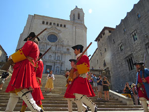 Girona resisteix! Jornades de recreaci&oacute; hist&ograve;rica de la Guerra de Successi&oacute;. Desfilada pels carrers