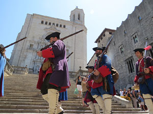Girona resisteix! Jornades de recreaci&oacute; hist&ograve;rica de la Guerra de Successi&oacute;. Desfilada pels carrers