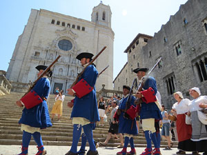 Girona resisteix! Jornades de recreaci&oacute; hist&ograve;rica de la Guerra de Successi&oacute;. Desfilada pels carrers