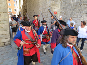 Girona resisteix! Jornades de recreaci&oacute; hist&ograve;rica de la Guerra de Successi&oacute;. Desfilada pels carrers