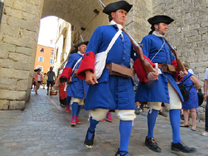 Girona resisteix! Jornades de recreaci&oacute; hist&ograve;rica de la Guerra de Successi&oacute;. Desfilada pels carrers