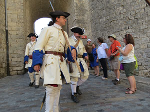 Girona resisteix! Jornades de recreaci&oacute; hist&ograve;rica de la Guerra de Successi&oacute;. Desfilada pels carrers