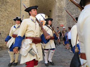 Girona resisteix! Jornades de recreaci&oacute; hist&ograve;rica de la Guerra de Successi&oacute;. Desfilada pels carrers