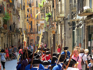 Girona resisteix! Jornades de recreaci&oacute; hist&ograve;rica de la Guerra de Successi&oacute;. Desfilada pels carrers