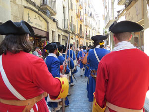 Girona resisteix! Jornades de recreaci&oacute; hist&ograve;rica de la Guerra de Successi&oacute;. Desfilada pels carrers