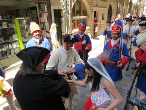 Girona resisteix! Jornades de recreaci&oacute; hist&ograve;rica de la Guerra de Successi&oacute;. Desfilada pels carrers
