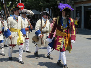 Girona resisteix! Jornades de recreaci&oacute; hist&ograve;rica de la Guerra de Successi&oacute;. Desfilada pels carrers