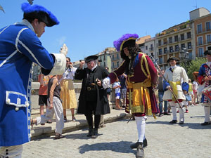 Girona resisteix! Jornades de recreaci&oacute; hist&ograve;rica de la Guerra de Successi&oacute;. Escaramussa al Pont de Pedra
