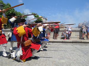 Girona resisteix! Jornades de recreaci&oacute; hist&ograve;rica de la Guerra de Successi&oacute;. Escaramussa al Pont de Pedra