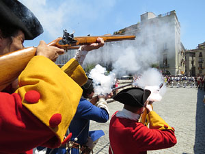 Girona resisteix! Jornades de recreaci&oacute; hist&ograve;rica de la Guerra de Successi&oacute;. Escaramussa al Pont de Pedra